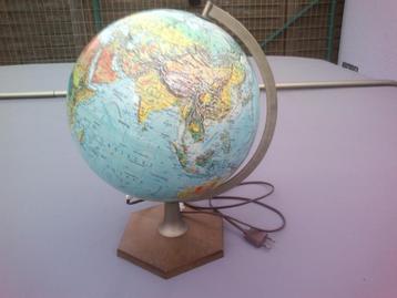 Wereldbol op voet met verlichting(1980). beschikbaar voor biedingen