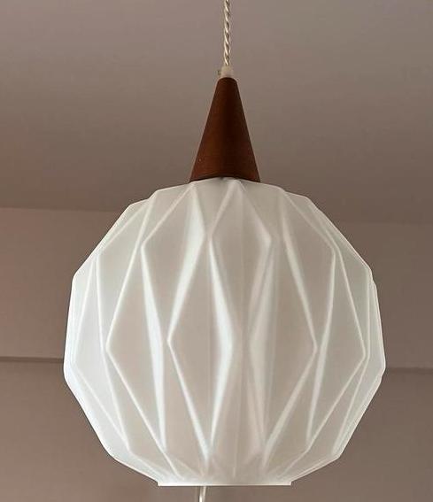 Vintage opaline lamp ‘origami’ met teak Scandinavisch design, Antiek en Kunst, Antiek | Verlichting, Verzenden