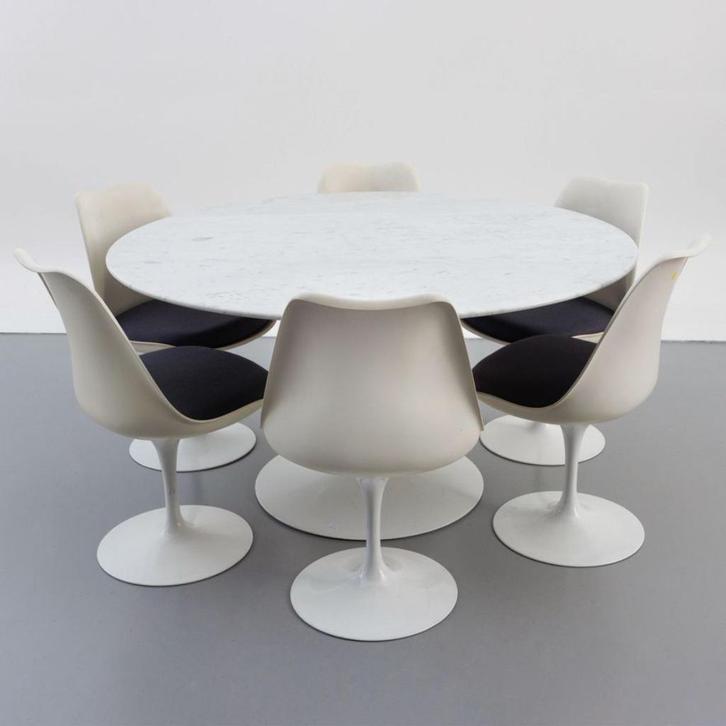 Eero Saarinen - marmeren 'Tulip'’  eettafel en zes stoelen, Antiek en Kunst, Antiek | Meubels | Stoelen en Sofa's, Ophalen