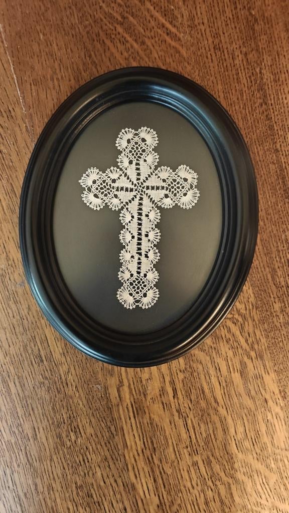 Kanten kruisje, Ophalen