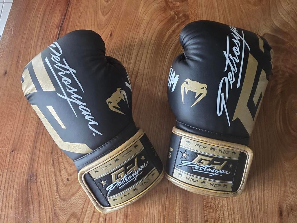 Venum Petrosyan bokshandschoenen - Zwart/Goud

8oz, Ophalen of Verzenden