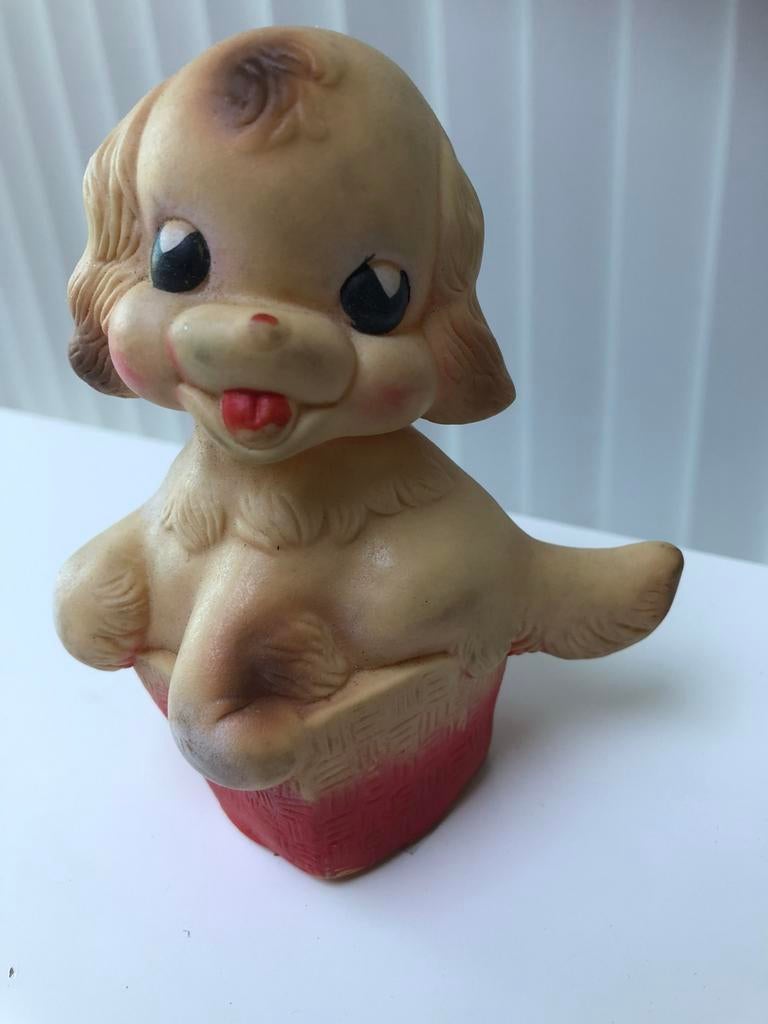 Oud speelgoed rubberen hondje in mand, Ophalen of Verzenden