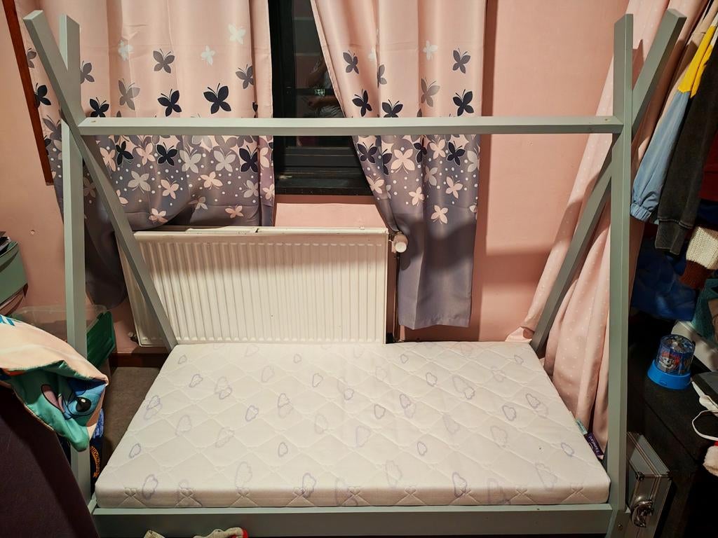 Lit tipi gris avec matelas 140x70cm, Enfants & Bébés, Chambre d'enfant | Lits, Comme neuf, 140 à 160 cm, 70 à 85 cm, Sommier à lattes