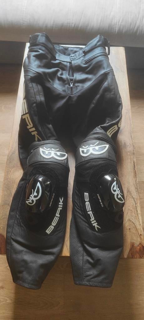 Pantalon berik cuir, Motoren, Ophalen