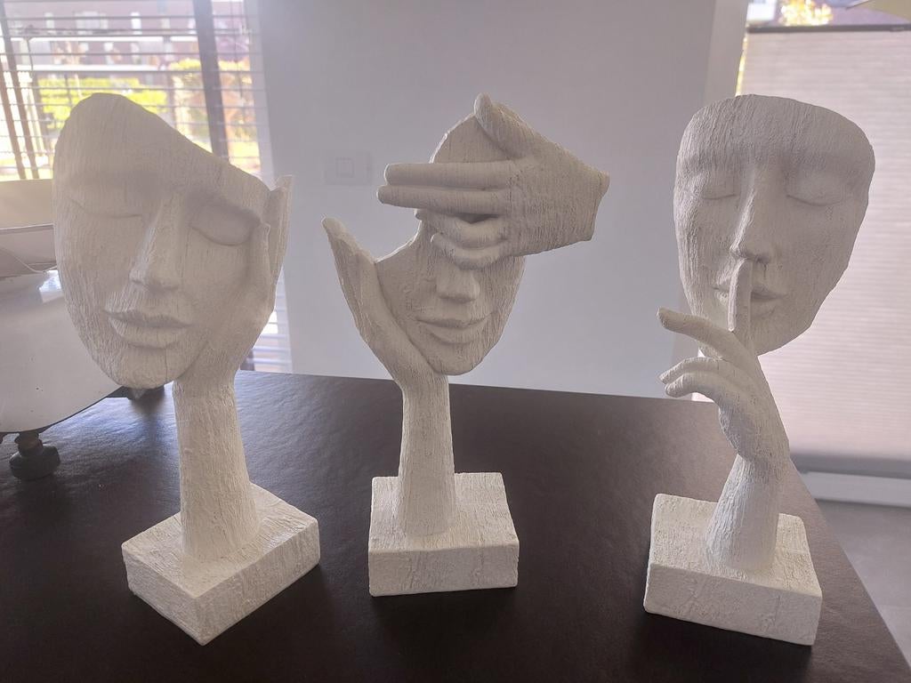 Horen, zien en zwijgen in plaaster, keramiek., Ophalen