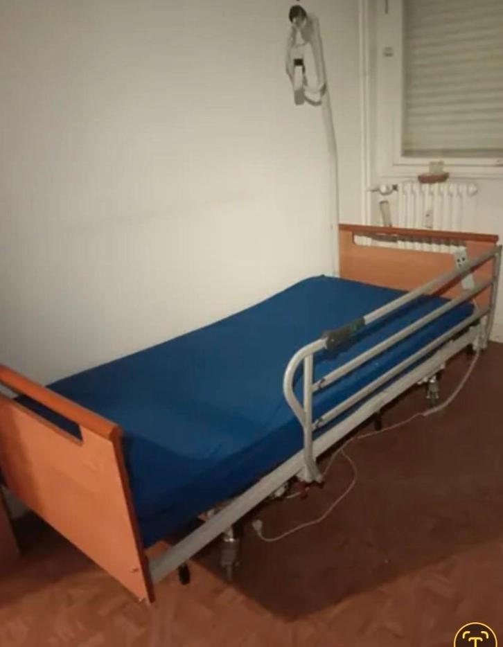 Elektrisch medisch bed + matras, Diversen, Verpleegmiddelen, Gebruikt, Ophalen of Verzenden