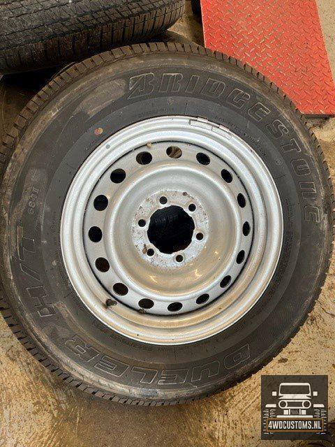 Set banden en stalen velgen 17 INCH TOYOTA HI LUX  Bridgesto, Auto-onderdelen, Banden en Velgen, Banden en Velgen, All Season