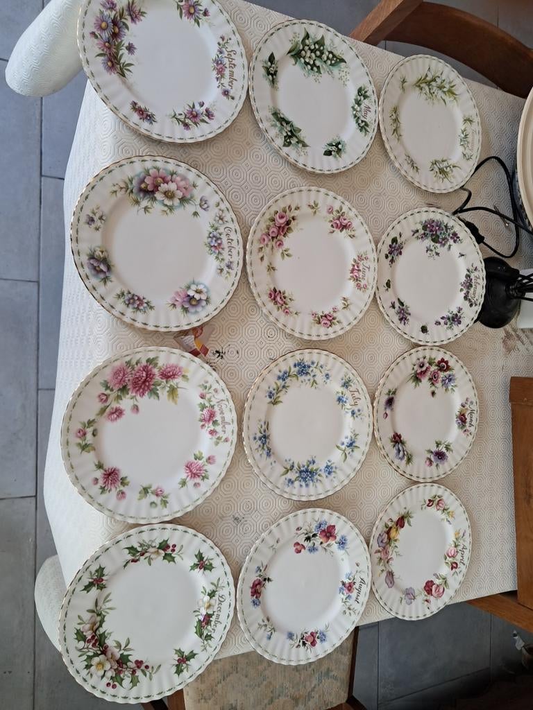 12 petites assiettes Royal Albert mois, Antiek en Kunst, Antiek | Servies compleet, Ophalen