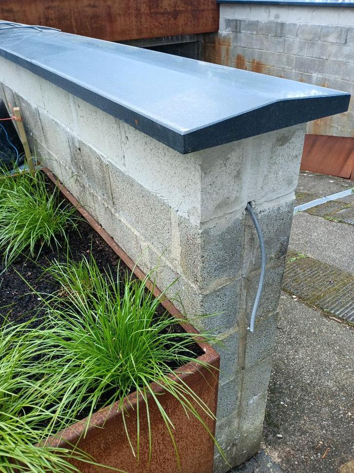 muur afdekplaat natuursteen basalt afgeschuind 44.5 cm breed, Tuin en Terras, Tegels en Klinkers, Nieuw, Natuursteen, Ophalen
