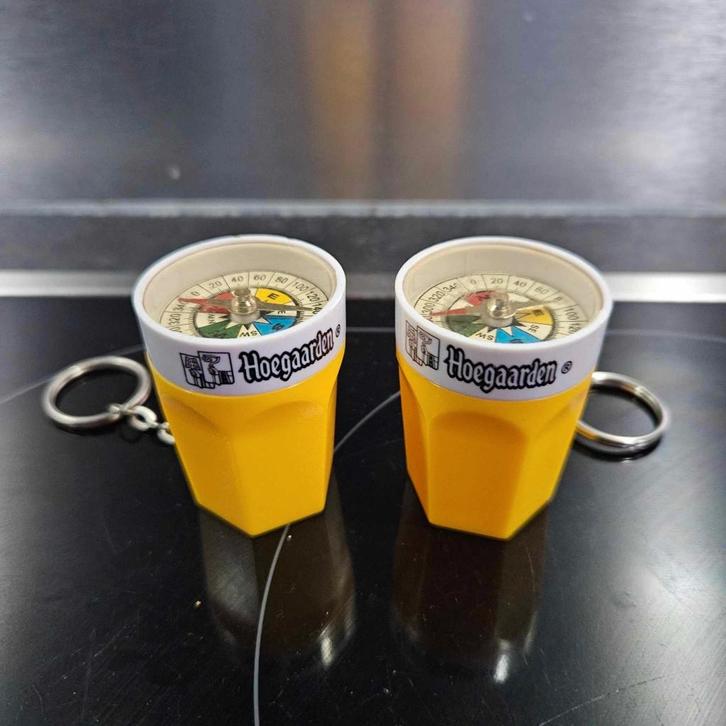 Lot 2 porte clés en forme de verre Hoegaarden avec boussole, Collections, Porte-clés, Utilisé, Enlèvement ou Envoi