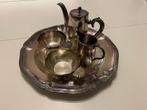 Verzilverde schaal met kannetjes en tasjes, Ophalen