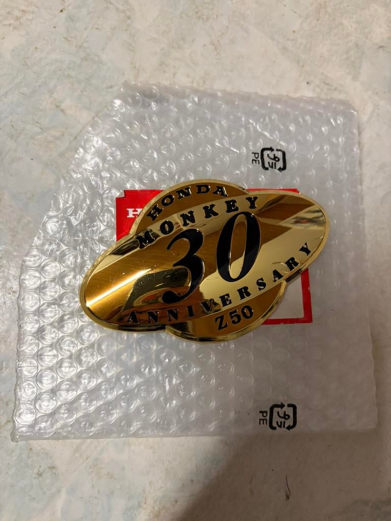Honda Z50JV monkey 30th aniversary embleem NOS, Enlèvement, Comme neuf