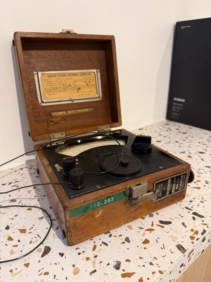 Vintage Direct Current Milliammeter (1954) - Originele kist, Antiek en Kunst, Antiek | Kantoor en Zakelijk, Ophalen