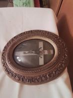 Ovaal  kader met gebombeerd  glas met kruis beeld, Antiek en Kunst, Ophalen, Ovaal