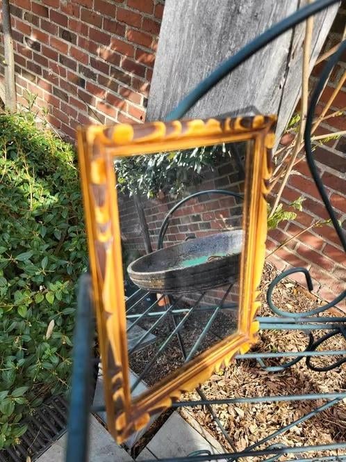 Charmante vintage spiegel met bewerkte houten lijst, Huis en Inrichting, Ophalen
