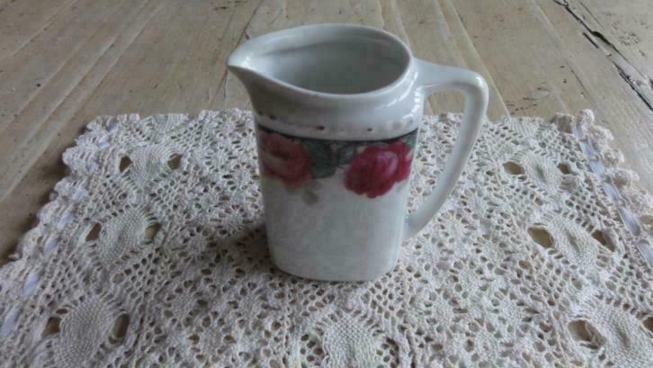 Wit brocante melkkannetje met roze rozen, Antiquités & Art, Curiosités & Brocante, Enlèvement ou Envoi