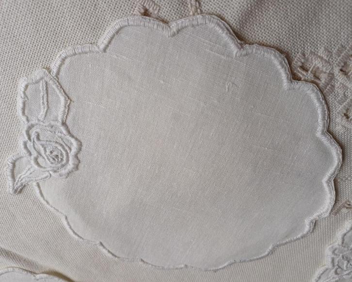 Vintage Hand geborduurde linnen servetten met roos-motief, Huis en Inrichting, Tafelkleden, Nieuw, Rond, Ophalen of Verzenden