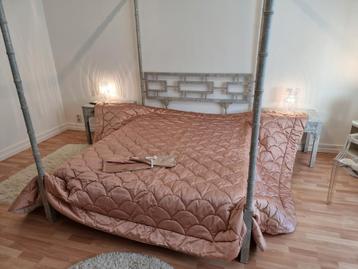 Magnifique couvre-lit NEUF matelassé en soie 300 x 250 cm