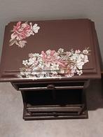 2 Kastjes gerestyled Lila met bloemen of Pruimpaars, Antiek en Kunst, Ophalen