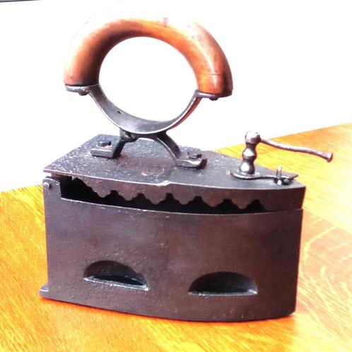Antiek strijkijzer met historische waarde, Antiquités & Art, Antiquités | Outils & Instruments, Enlèvement