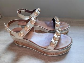 Hippe sandalen van Inuovo beschikbaar voor biedingen