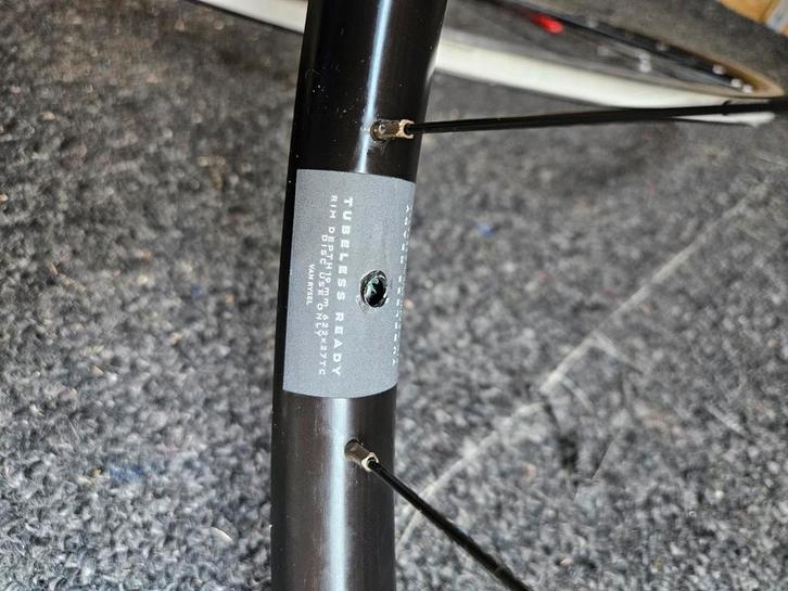 Van Rysel voorwiel 700C – tubeless ready – schijfrem, Verzamelen, Pennenverzamelingen, Ophalen