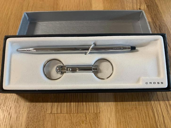 Cross balpen verzilverd in originele box & keychain + certif, Verzamelen, Pennenverzamelingen, Nieuw, Balpen, Cross, Met doosje
