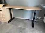 Bureau 140x60cm; houtkleurig blad en zwart onderstel, Comme neuf, Enlèvement, Bureau