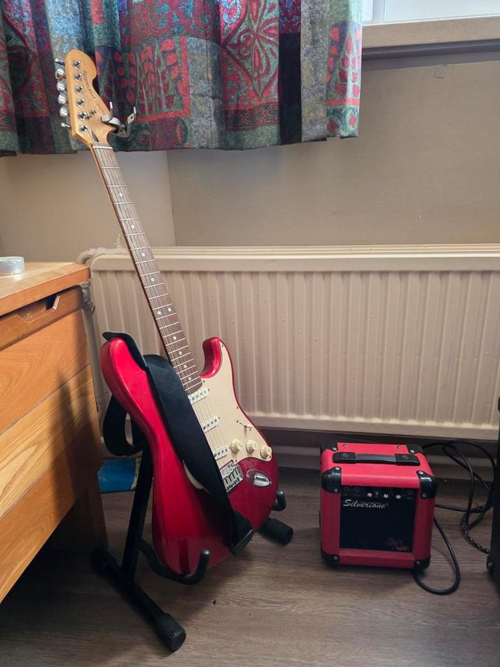 Squier Stratocaster (Rood) met Silverstone versterker, Muziek en Instrumenten, Snaarinstrumenten | Gitaren | Bas, Gebruikt, Elektrisch