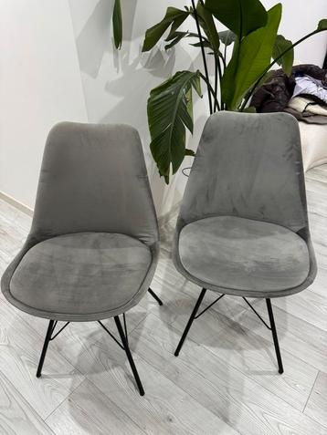 2 grijze velvet stoelen beschikbaar voor biedingen