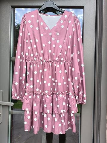 Nieuwe jurk zonder label met kleine stippen en strikceintuur beschikbaar voor biedingen