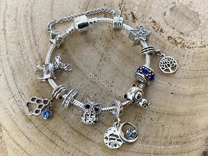 Magnifique bracelet avec des accents bleus et des animaux, N, Bijoux, Sacs & Beauté, Bracelets, Neuf, Avec bracelets à breloques ou perles