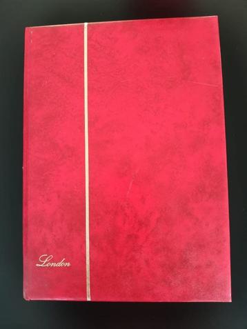 rood gewatteerd postzegelalbum - 32 zwarte pagina's beschikbaar voor biedingen