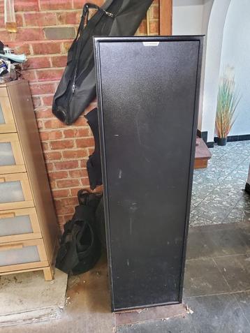 Lange wapenkast + patronen + vesten enz... beschikbaar voor biedingen