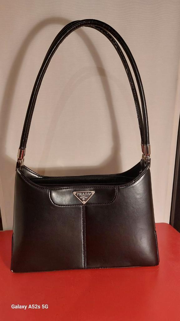 Prachtige PRADA Schoudertas., Handtassen en Accessoires, Tassen | Damestassen, Gebruikt, Schoudertasje, Zwart, Ophalen of Verzenden