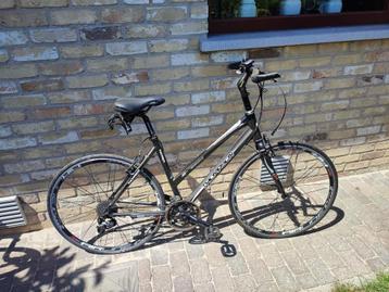 sportieve damesfiets beschikbaar voor biedingen