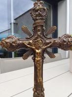 Mooi staand samengestelde jezus aan het kruis op de berg, Ophalen