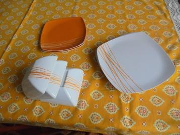 wit-oranje plastiek borden setje+ 4 kommetjes