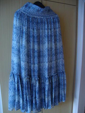 Blauwe, lange zomerrok beschikbaar voor biedingen