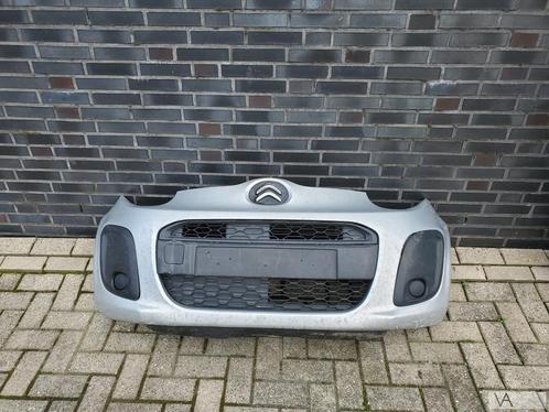 Citroen C1 2012 - 2014 voorbumper zilver grijs facelift €200, Auto-onderdelen, Carrosserie, Bumper, Citroën, Voor, Gebruikt, Ophalen of Verzenden