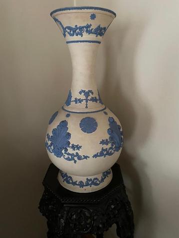 Klassieke vaas met reliëfdecoratie beschikbaar voor biedingen