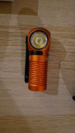 Olight perun 2 mini orange, Caravans en Kamperen, Zaklampen, Ophalen of Verzenden, Zo goed als nieuw, Batterij
