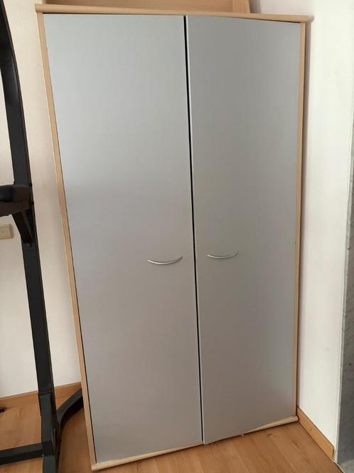 Gratis kleerkast — stevig materiaal maar schade zie foto, Huis en Inrichting, Kasten | Kleerkasten, Met deur(en), Ophalen