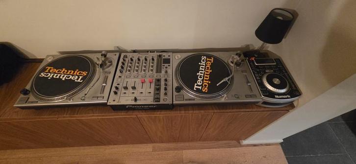 Set complet DJ vinyles et cd, Muziek en Instrumenten, Dj-sets en Draaitafels, Draaitafel, Numark