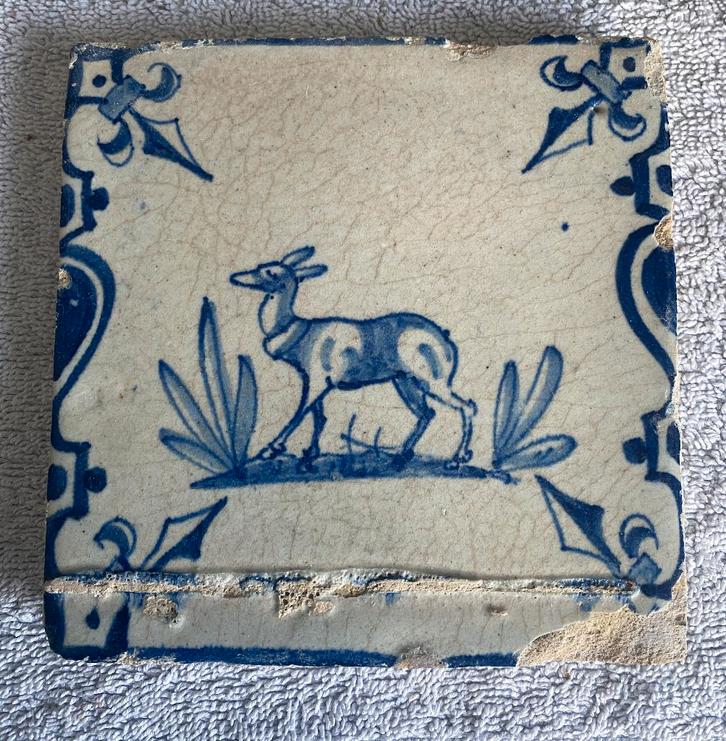 Antieke kandelaber tegel 1625 met hazewind hond, Antiek en Kunst, Antiek | Keramiek en Aardewerk, Ophalen of Verzenden