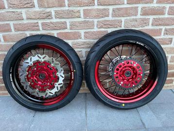 Nieuwe Supermoto velgen met nieuwe banden beschikbaar voor biedingen