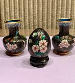 Cloisonne vaasjes setje ei met houten steun, Antiek en Kunst, Curiosa en Brocante, Ophalen of Verzenden