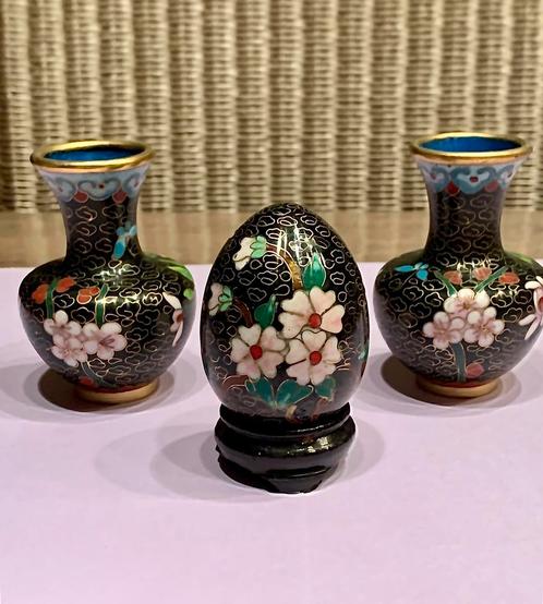 Cloisonne vaasjes setje cloisonne emaille ei met  steun, Antiek en Kunst, Curiosa en Brocante, Ophalen of Verzenden