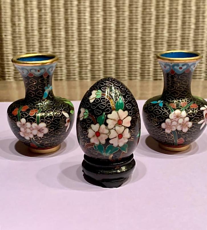 Cloisonne vaasjes setje cloisonne emaille ei met  steun, Antiek en Kunst, Curiosa en Brocante, Ophalen of Verzenden