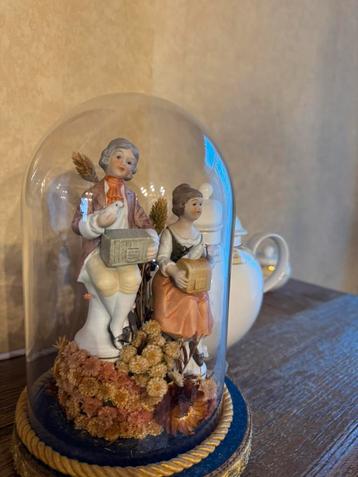 Porseleinen stel onder glazen stolp – vintage decoratie beschikbaar voor biedingen